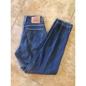 VINTAGE Levi’s 90s 550 Classic Mom Jean, Loose fit Tapered leg, size 6-8, 27-28